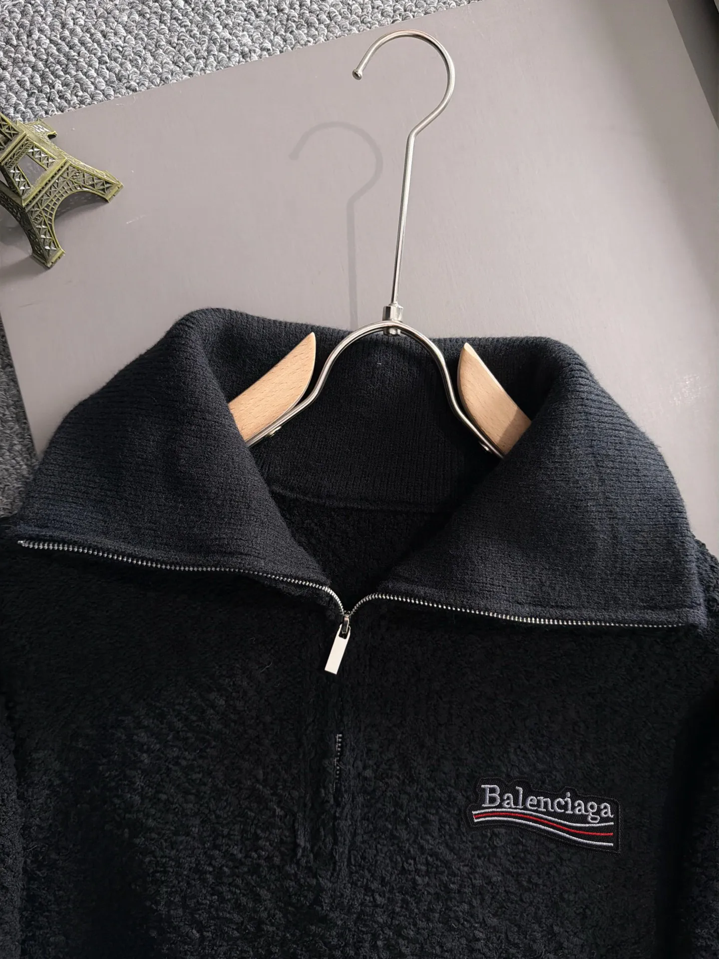 Balenciaga 2026 Long Sleeve Sweatshirts for Men and Women Same Style Many Stars Same Style, Top Original Version Feel Free to Compare 🆚The fabric is custom-dyed and lightly sprayed and distressed. The fabric, material, and details are consistent with the original version. Special cotton and linen fabrics are used. The fabric cost is extremely expensive. It is twice as expensive as pure cotton materials. We will do better at all costs. Three standards are complete. The comparison between non-market products and our fabrics is very different. Only the top version is made! Size: M-3XL